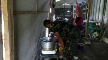  Keiklasan Emak-Emak Buat Camilan Untuk Satgas TMMD 110 Bojonegoro